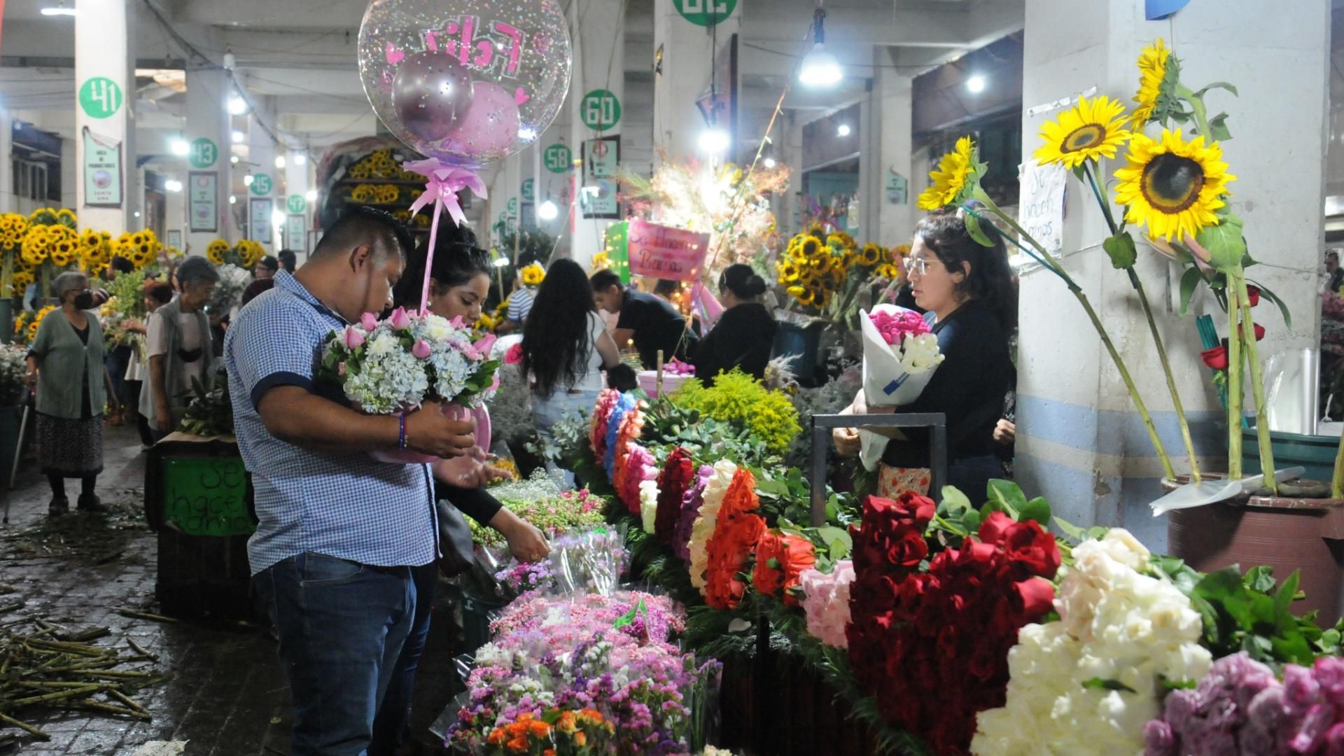 Por qué se regalan flores el 1 de agosto origen y significado de la tendencia viral en México