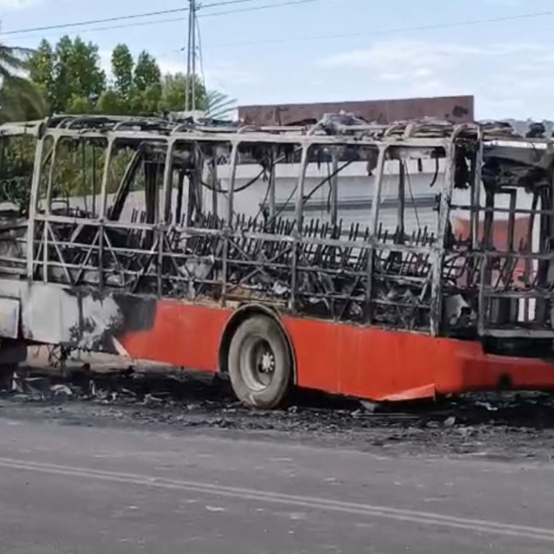 Camión del Transporte Público se Incendió Completamente; Esto se Sabe