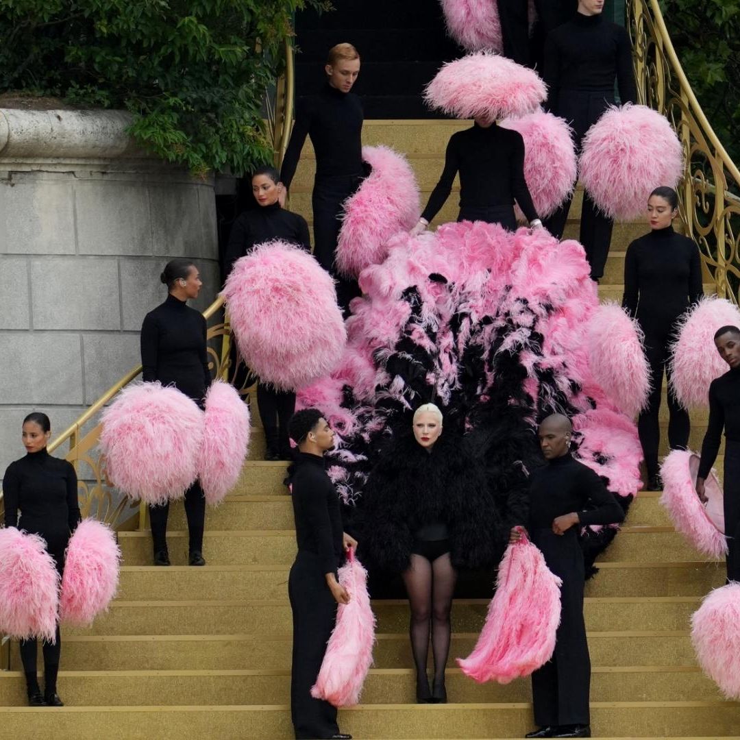 Lady Gaga sorprendió hoy 26 de julio de 2024 con un show colorido tipo cabaret durante la inauguración de los Juegos Olímpicos en París