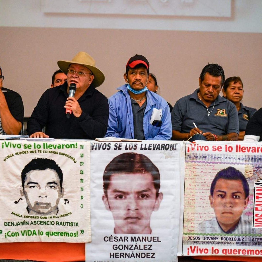 Padres de los 43 normalistas de Ayotzinapa durante conferencia de prensa el 27 de junio de 2024
