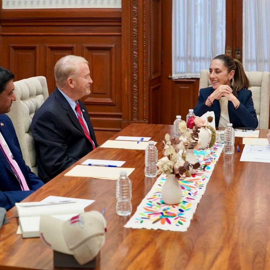 Sheinbaum se Reúne con Congresistas y Embajador Johnson Previo a Entrada en Vigor de Aranceles