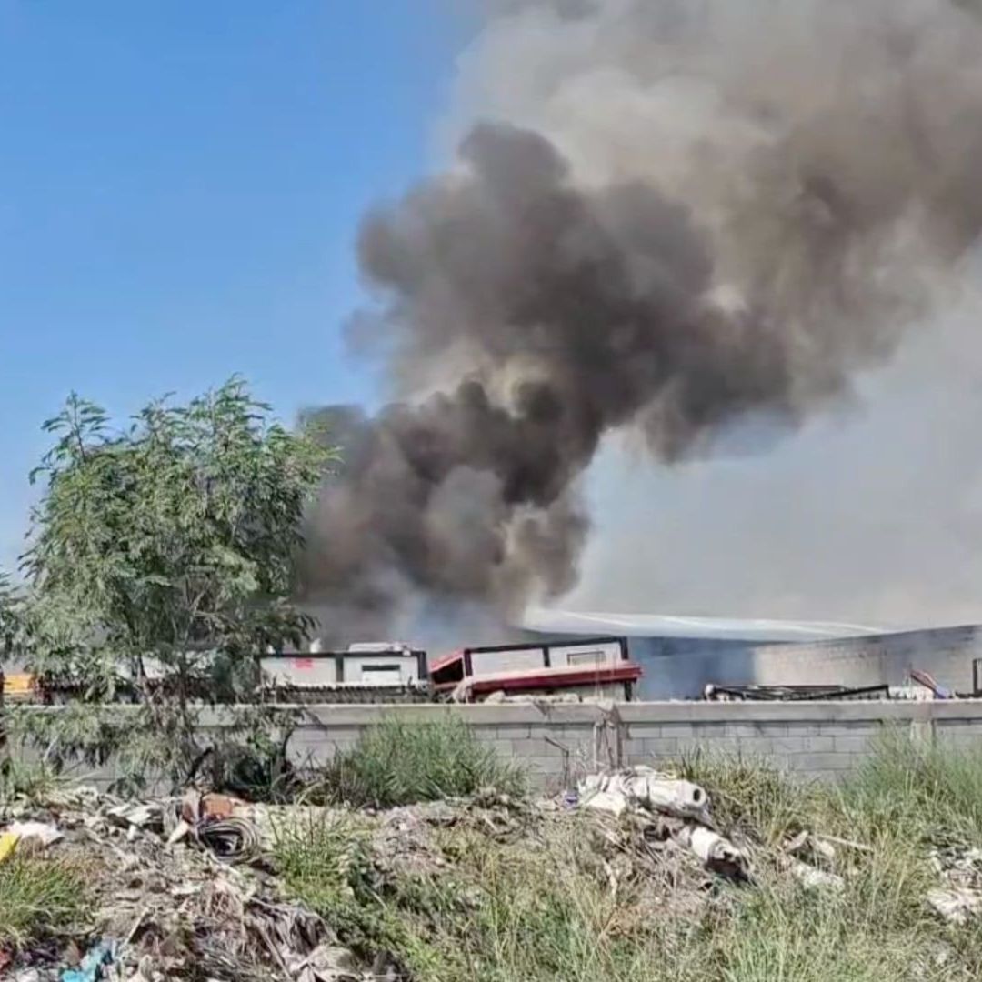 Incendio en recicladora en Escobedo