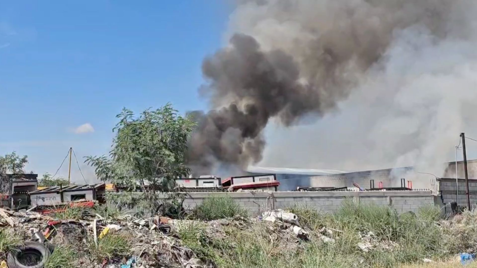 Incendio en recicladora en Escobedo