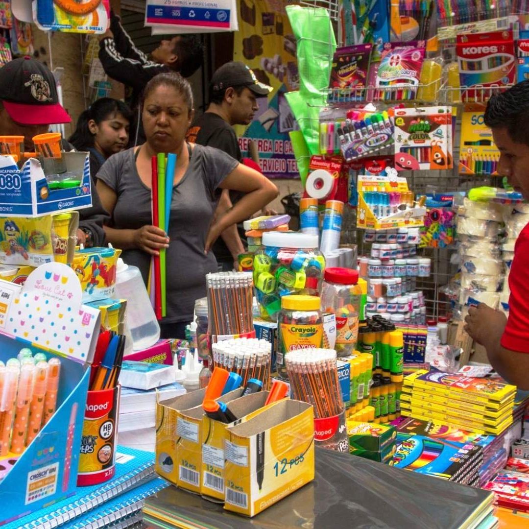 CDMX: Inundan Calle de Mesones de Útiles Escolares Chinos