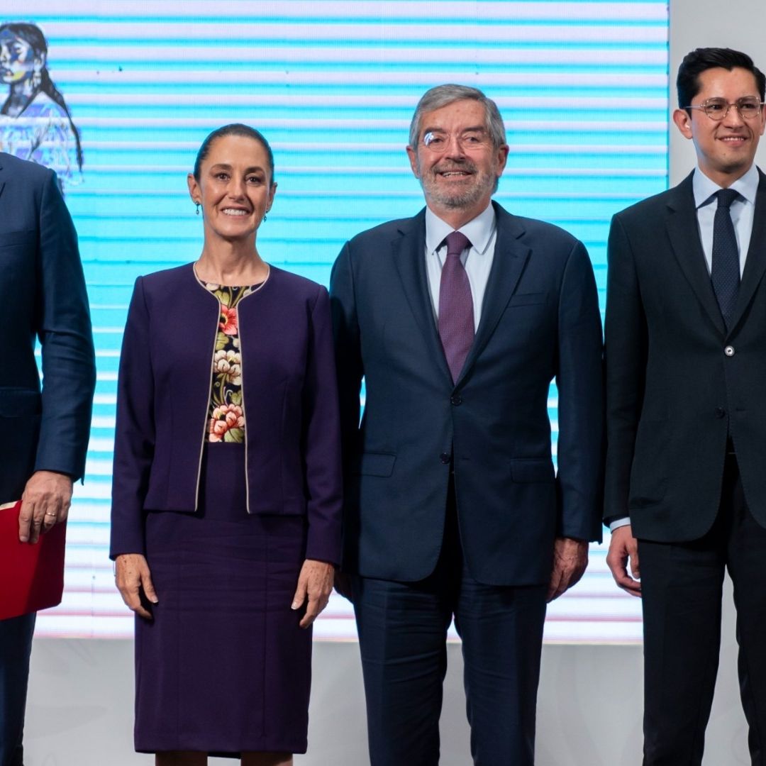 Claudia Sheinbaum flanqueada por Marcelo Ebrard, Juan Ramón de la Fuente y Roberto Velasco