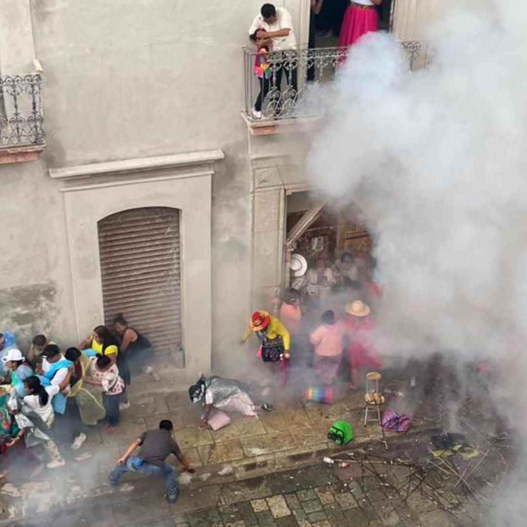 Explosión de pirotecnia en la Guelaguetza deja varios heridos, algunos graves