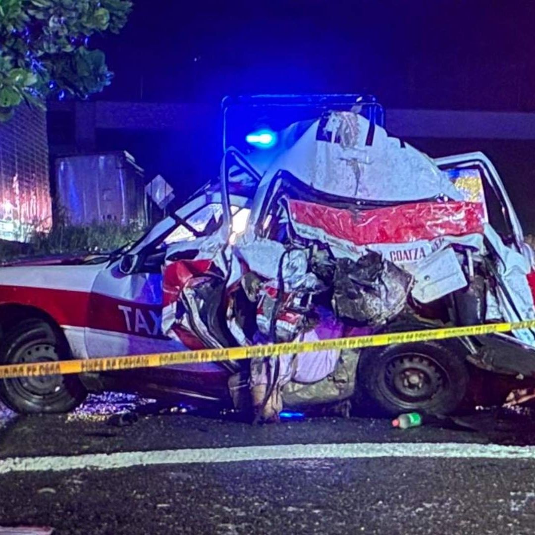 El taxi fue impactado por un tráiler de carga, presuntamente por falta de visibilidad. Una mujer pasajera perdió la vida al quedar prensada.