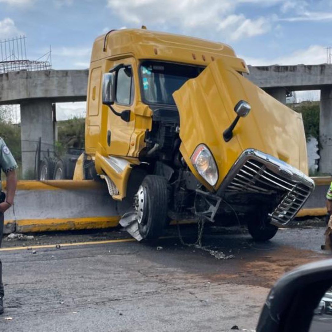 Cierre en la Autopista México Puebla por Accidente de Tráiler a la Altura de San Martín
