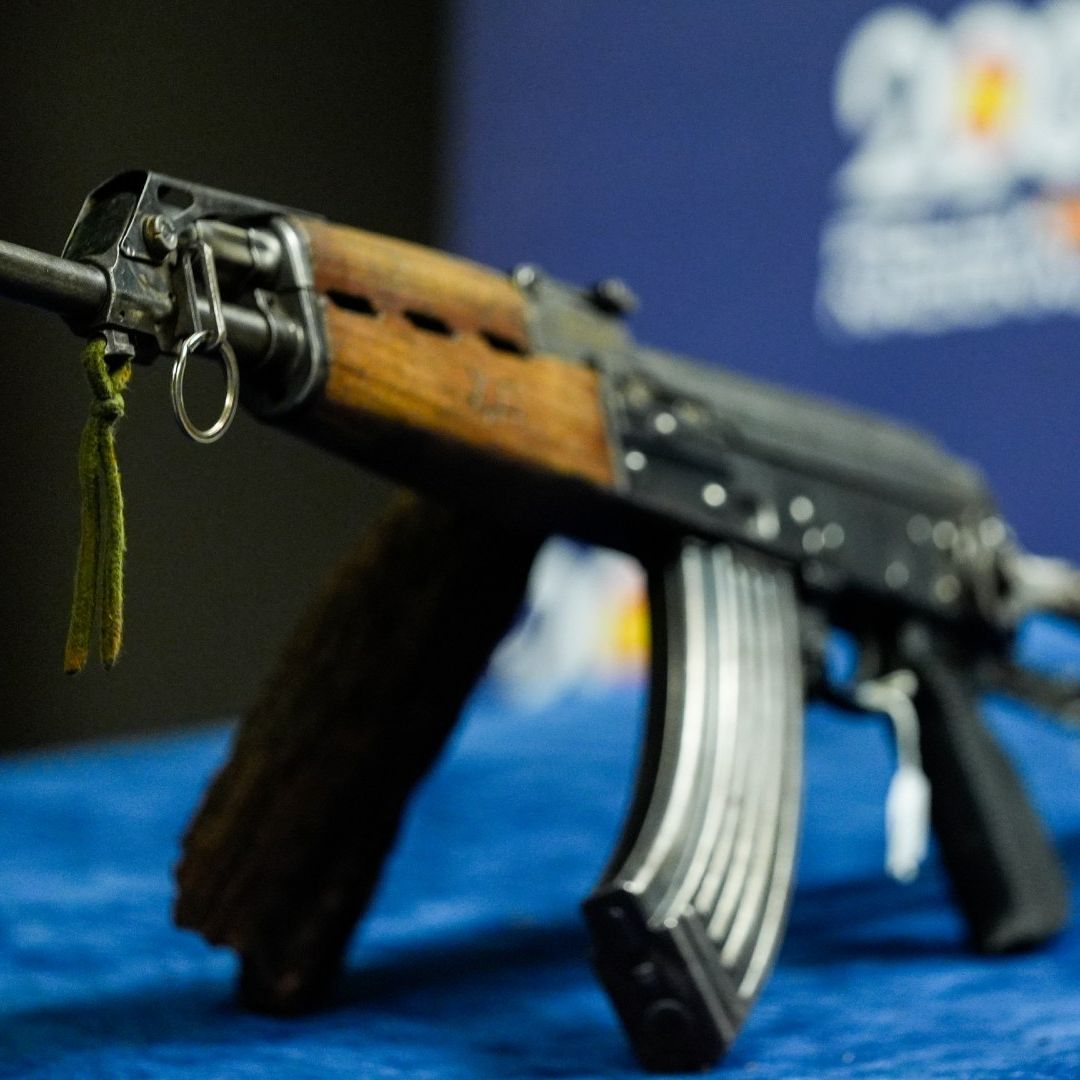 imagen de fusil AK-47 presentado en conferencia de prensa