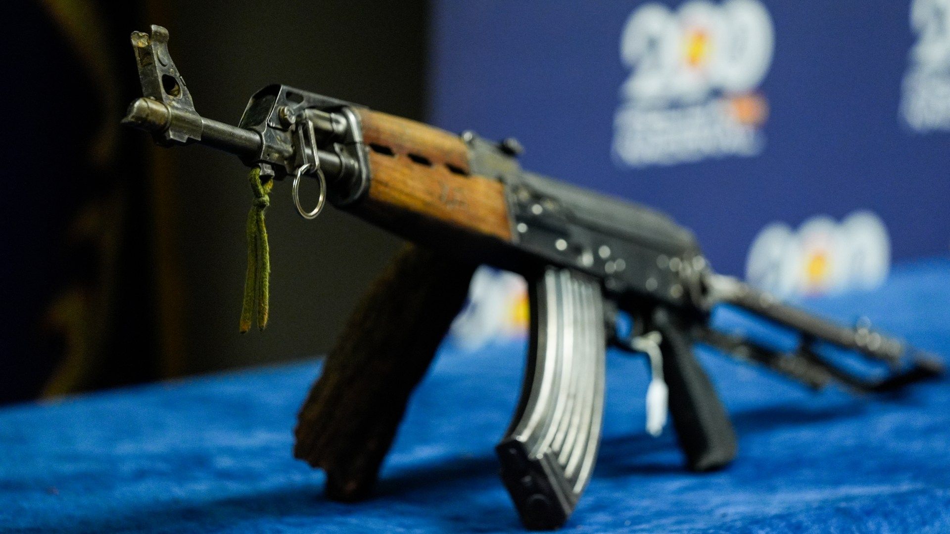 imagen de fusil AK-47 presentado en conferencia de prensa