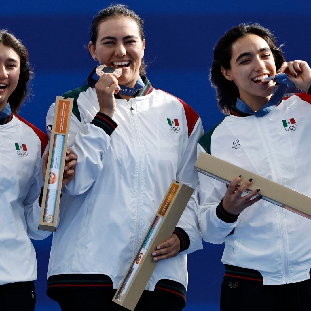 París 2024: AMLO Felicita a Deportistas por Medalla de Bronce para México en Tiro con Arco