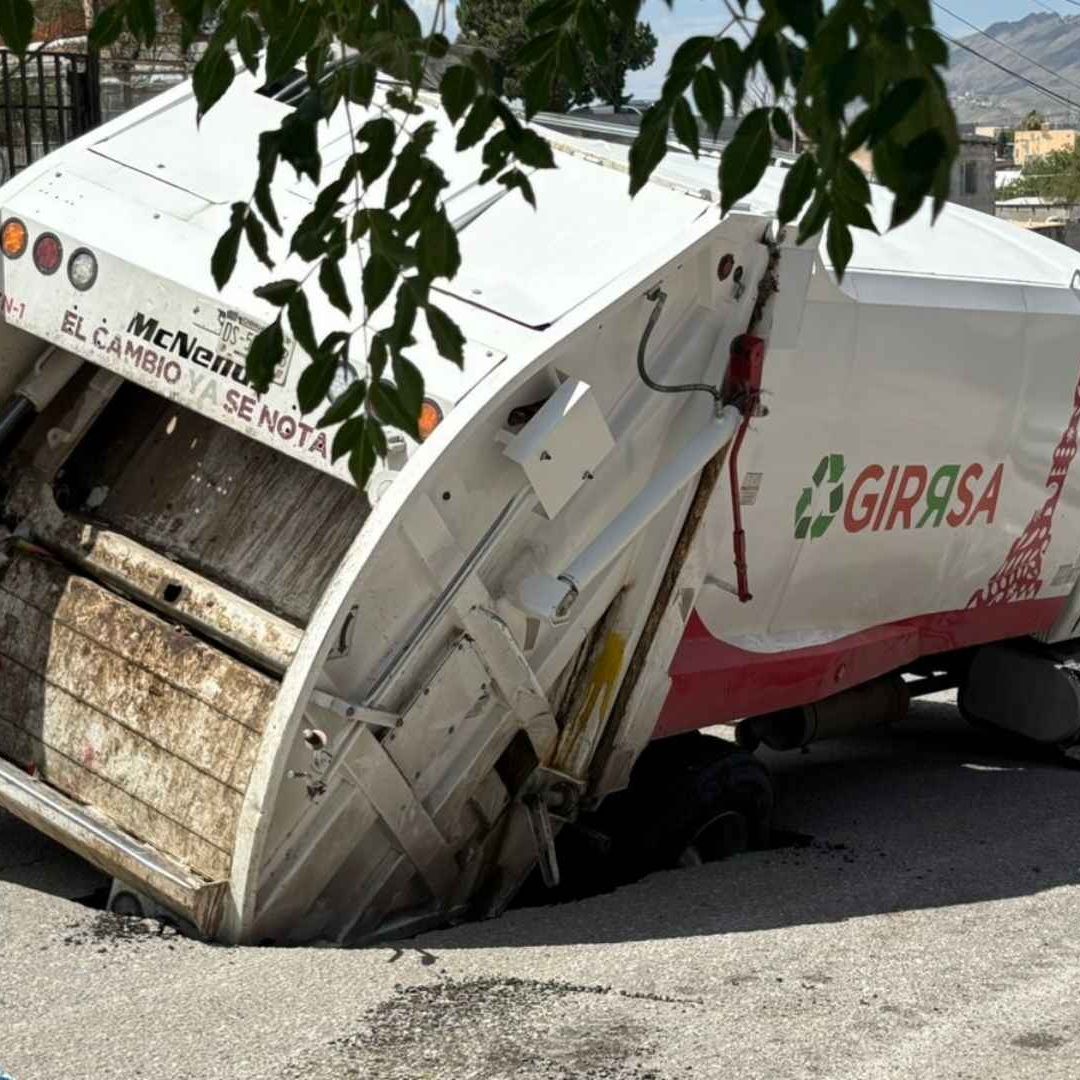 Dos Camiones de Basura Quedan Atrapados en Socavón en la Colonia Galeana de Ciudad Juárez