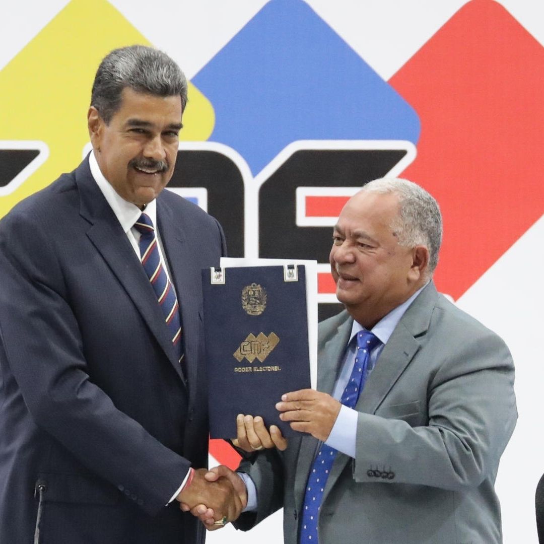 Nicolás Maduro sostienen el acta de juramentación de presidente electo