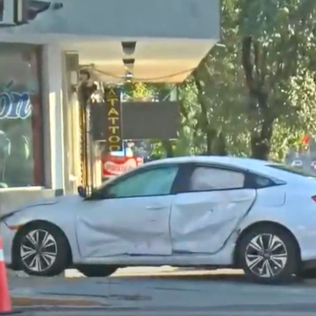Auto sober banqueta en Centro de Monterrey