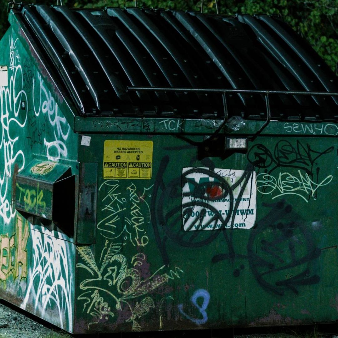 Adolescente Abandona a su Bebé en Contenedor de Basura