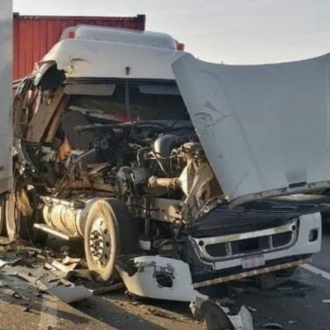 Operador de tráiler no alcanzó a frenar y chocó contra un tractocamión en la México-Puebla.