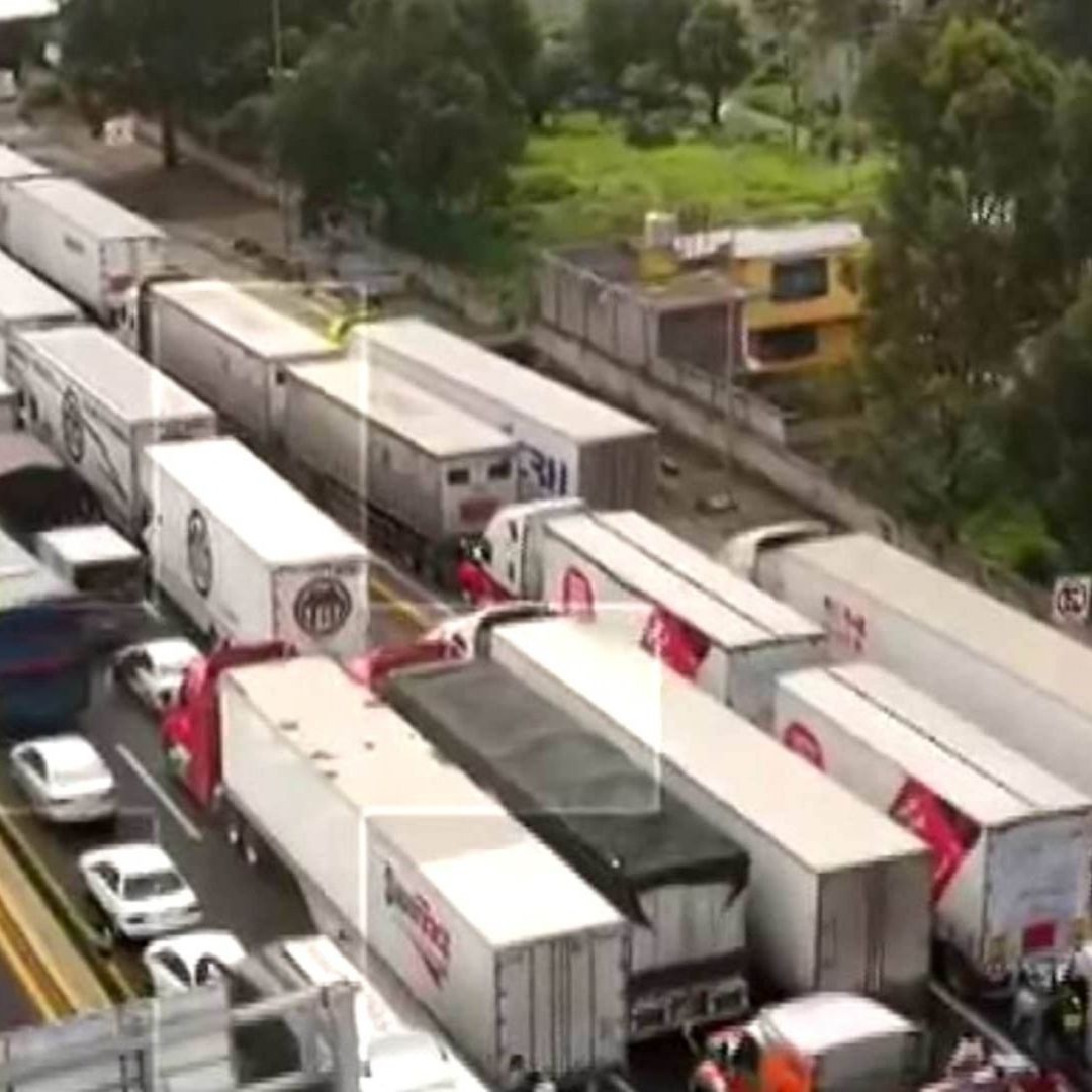 Filas de camiones y autos en la México-Puebla