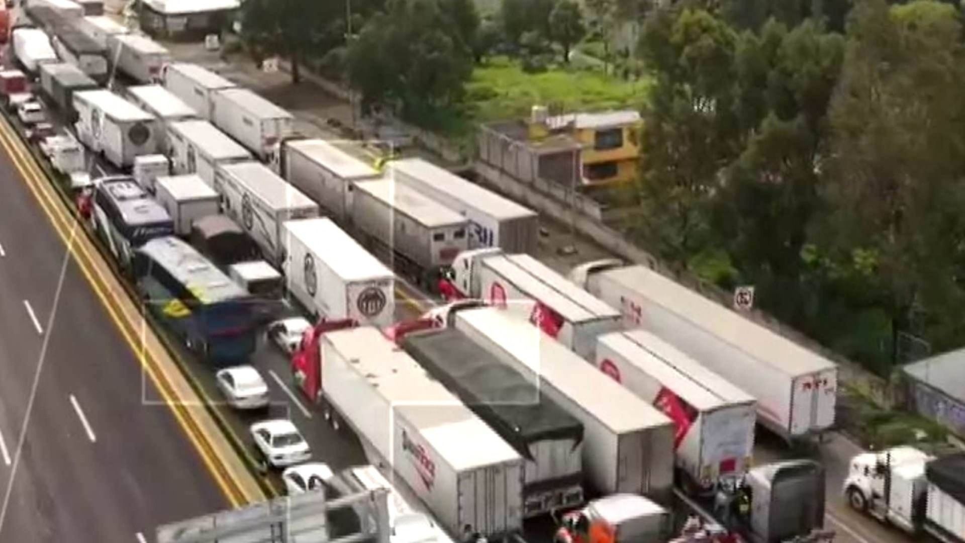 Filas de camiones y autos en la México-Puebla