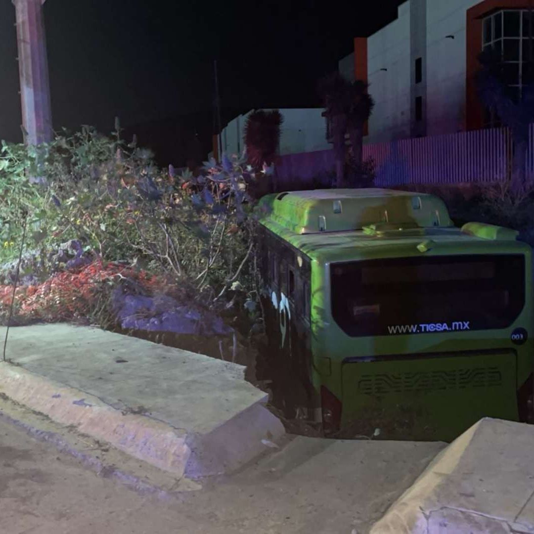 Camión de Transporte Público Cae a un Canal en García, Nuevo León: Hay 17 Heridos