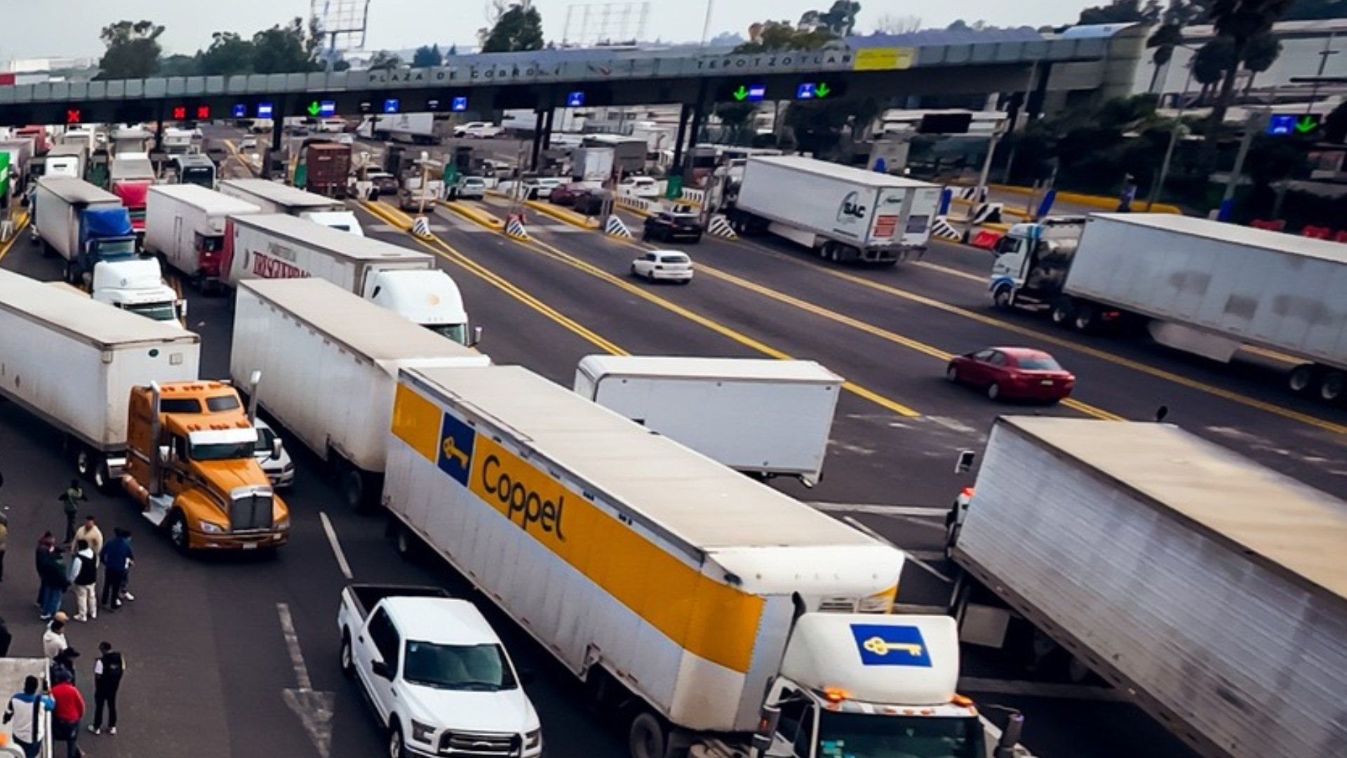 Camiones de carga y automóviles cruzan la caseta de Tepotzotlán