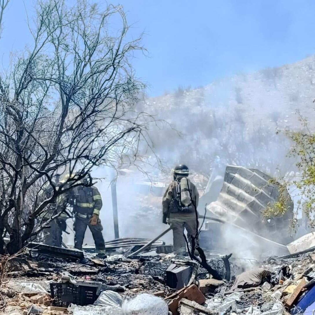 Incendio Consume Dos Viviendas de Lámina y Madera en el Cerro de la Akiwiki en Hermosillo