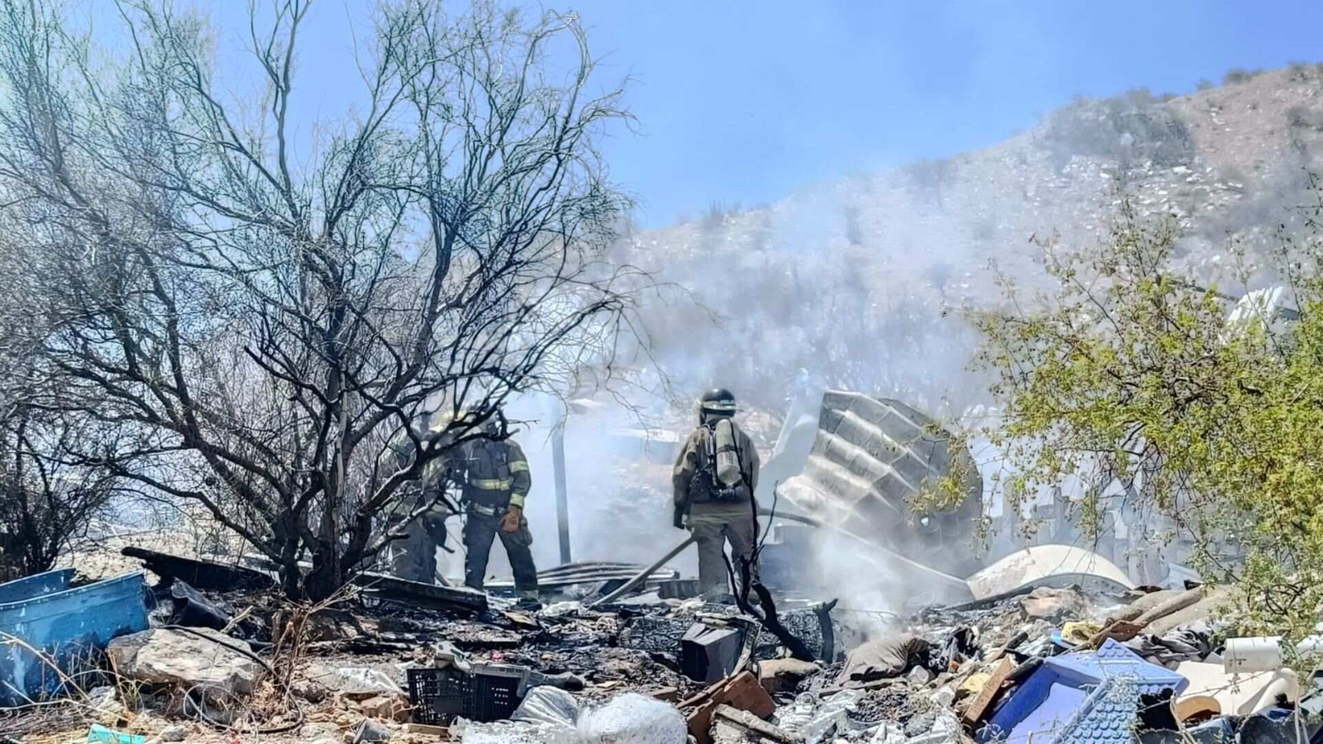 Incendio Consume Dos Viviendas de Lámina y Madera en el Cerro de la Akiwiki en Hermosillo