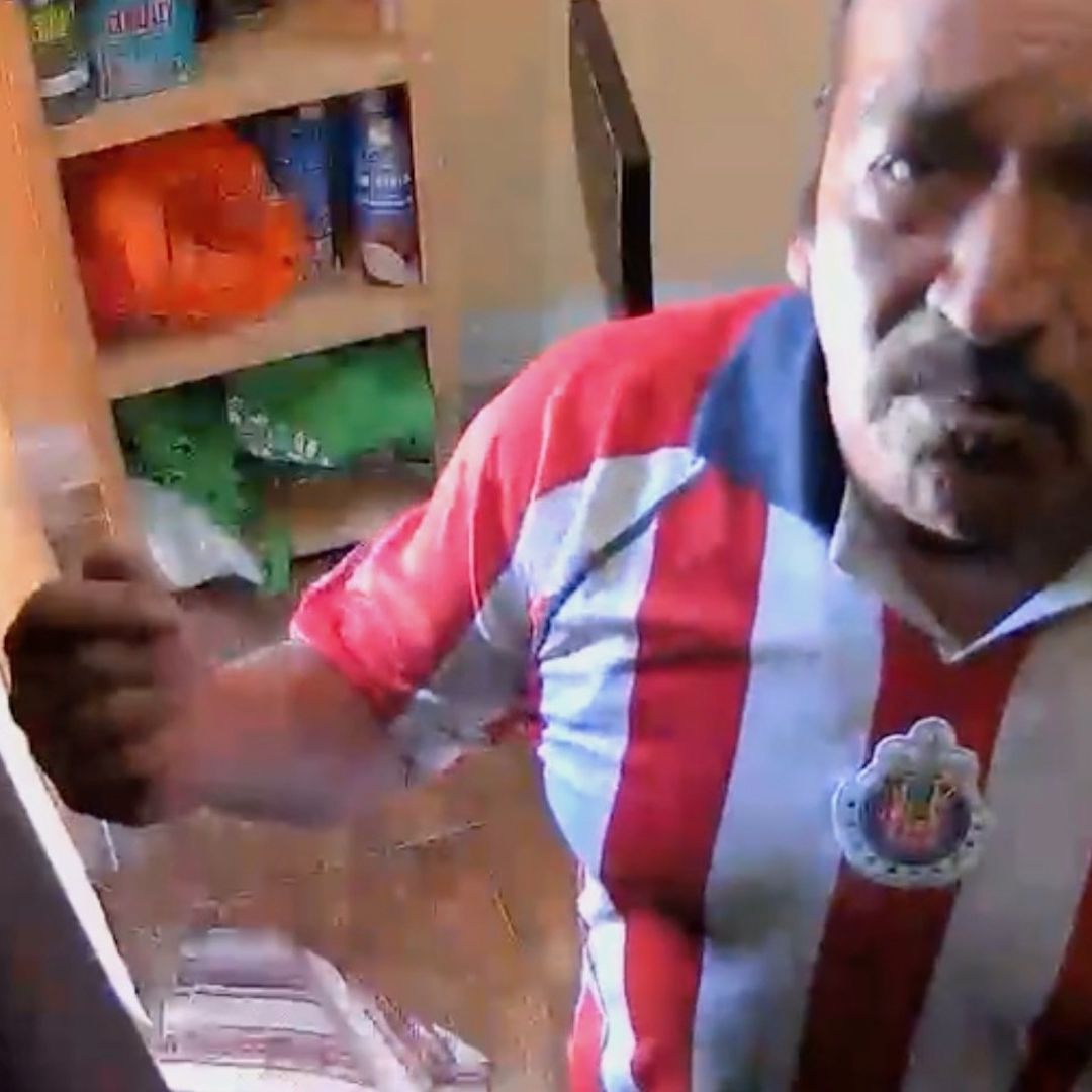 Fanático le habla a la cámara de seguridad como en ‘La Casa de los Famosos’