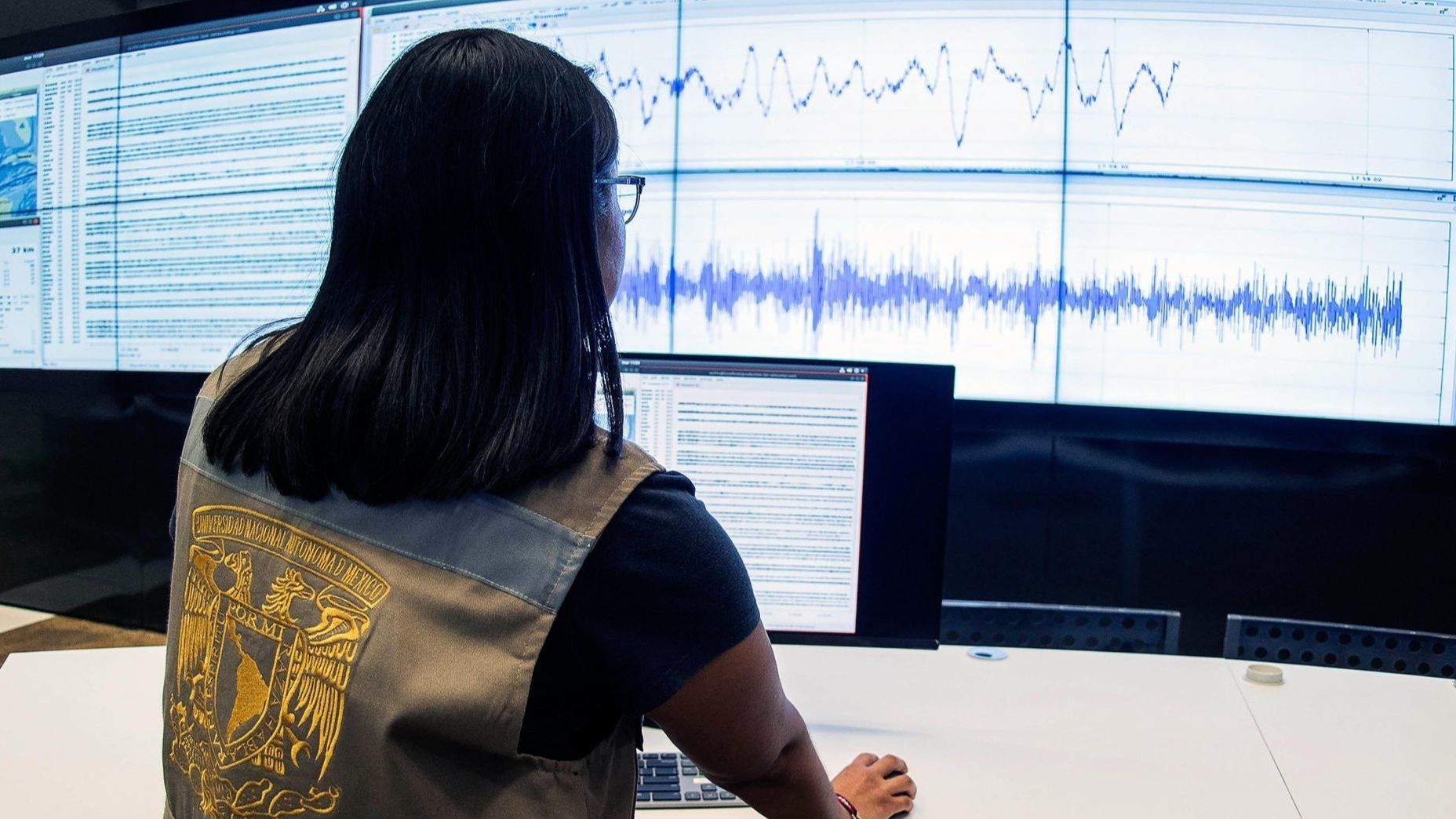 De acuerdo con el Sismológico Nacional, el sismo fue de magnitud 5.6 con epicentro localizado a 13 kilómetros de Tlacolula, en Oaxaca.