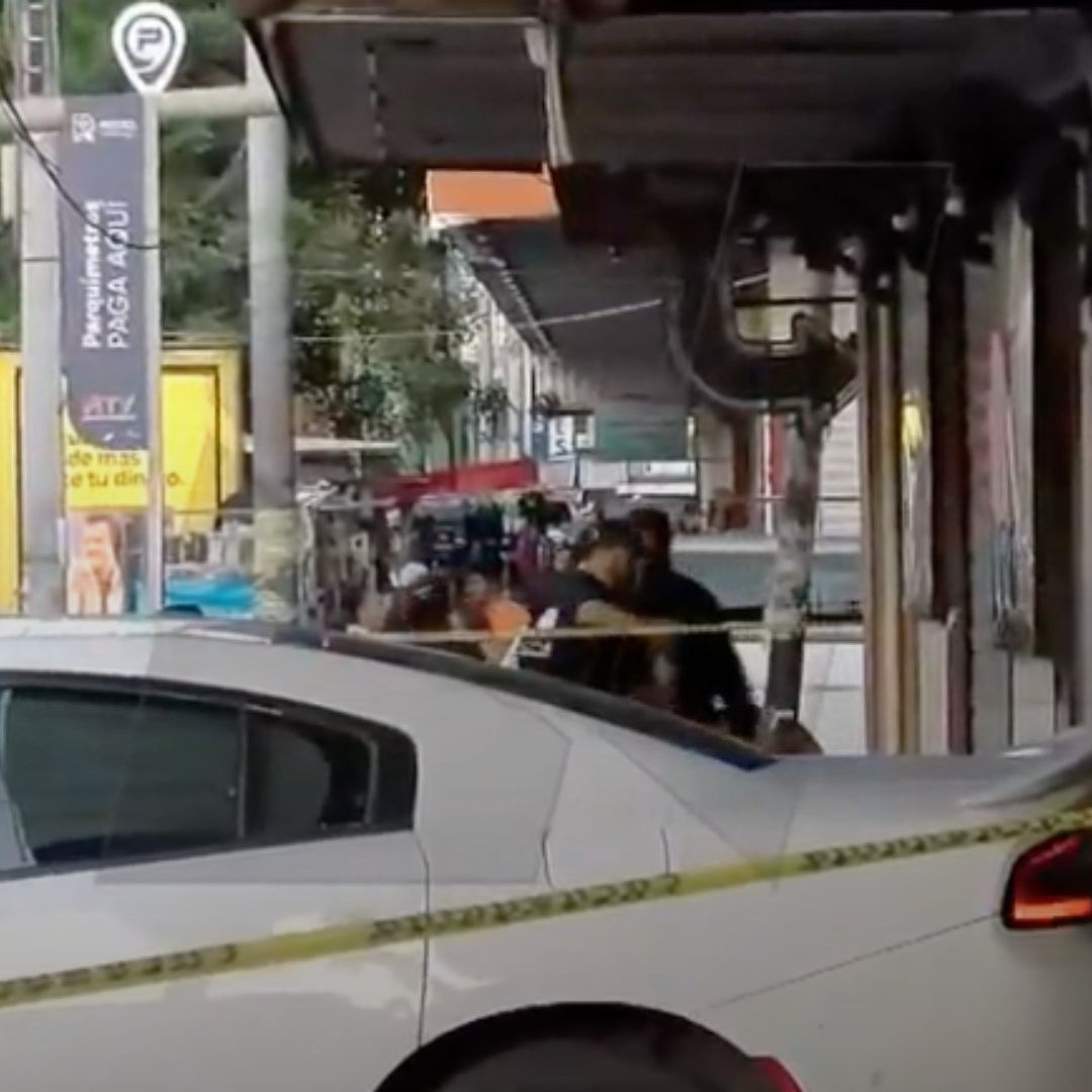 Policía de Monterrey acordona bar por muerte de hombre