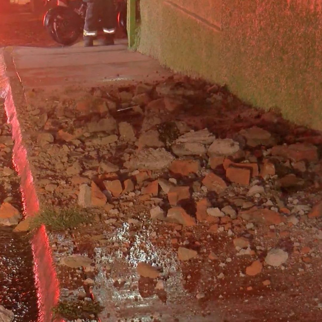 Casa sufre derrumbe por fuertes lluvias en Guadalajara.