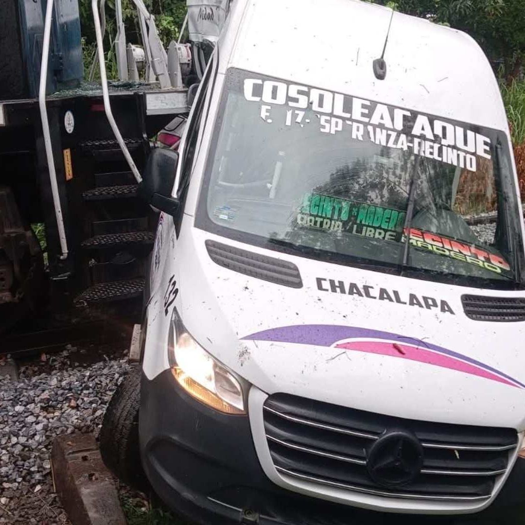 Tren Interoceánico Arrastra a Camioneta de Pasajeros 20 Metros Intentar Ganarle Paso Cosoleacaque Veracruz