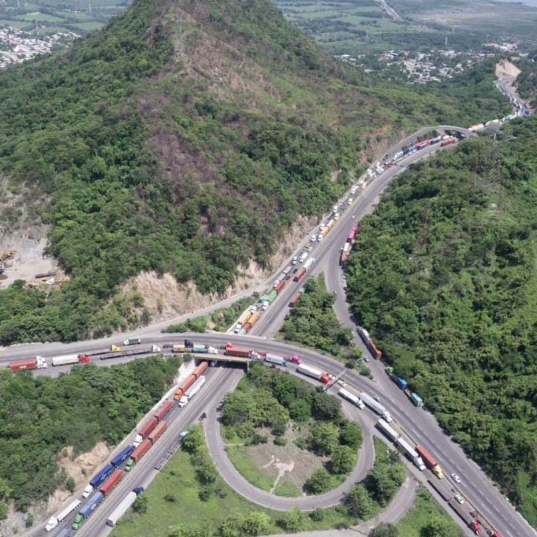 Personas atrapadas en tránsito carretero en el acceso a Manzanillo