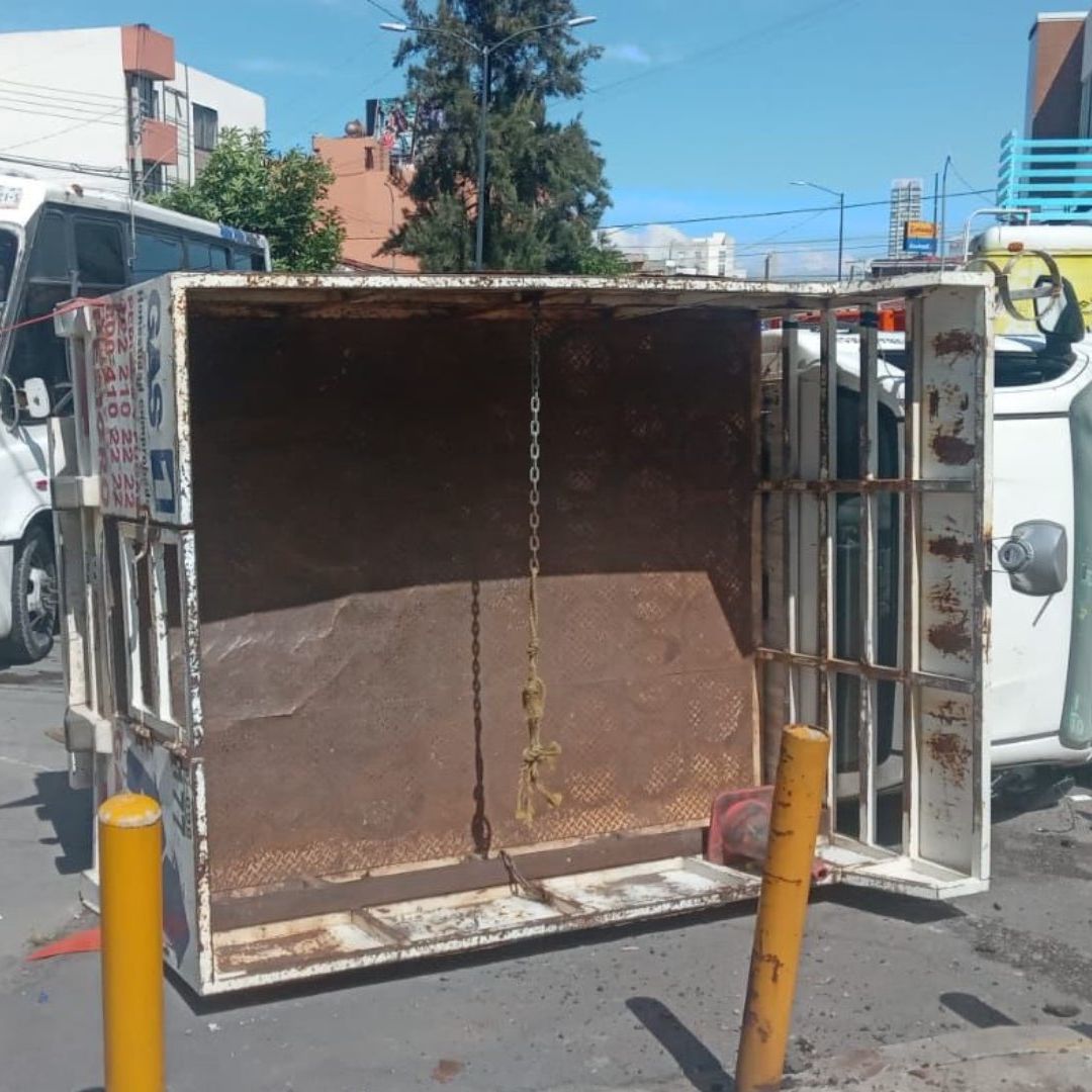 Cierre vial por accidente en la 11 Sur y Circuito Juan Pablo II.