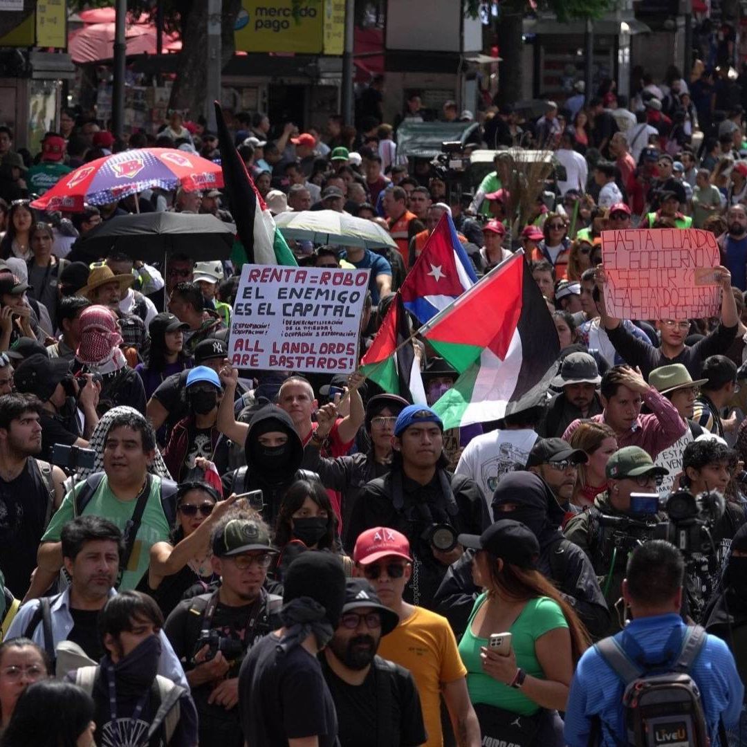 Cientos de manifestantes salieron a las calles de la Ciudas de México, llevan consigo pancartas y sombrillas.