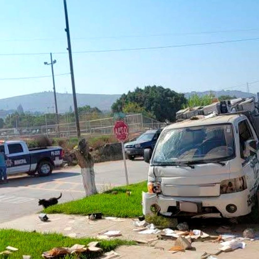 Camioneta Choca Contra Funeraria en Maneadero tras Perder el Control; Dañó Poste de CFE