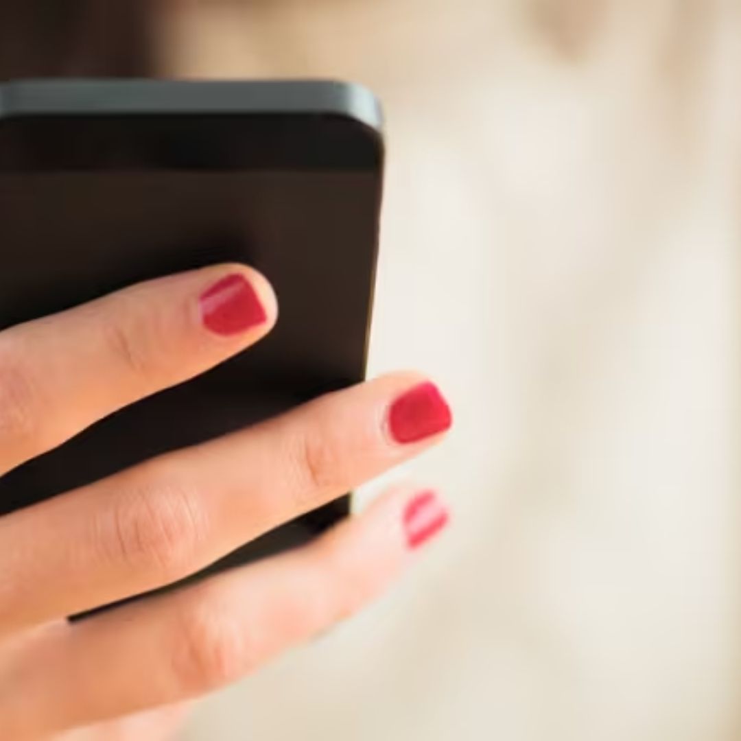 Una persona utiliza su teléfono celular