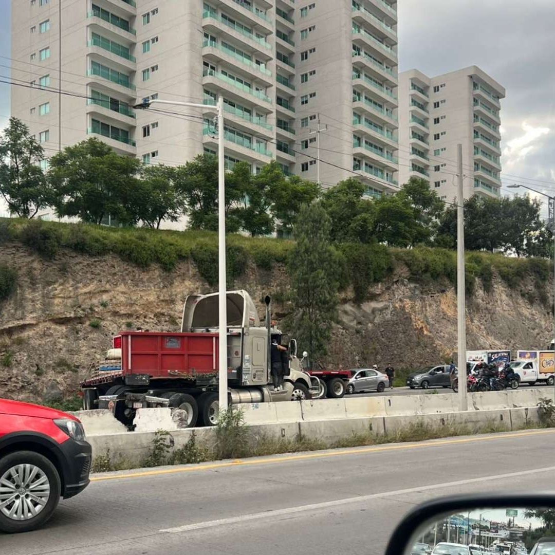 Bloqueo en Periférico Ecológico de Puebla por Accidente de Tráiler a la Altura de La Vista
