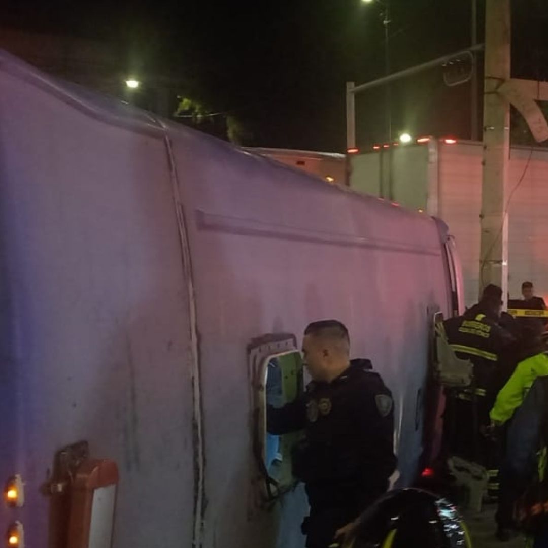 Volcadura de autobús de pasajeros en Calzada Ignacio Zaragoza, CDMX