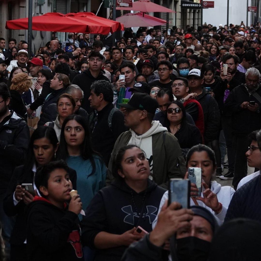 Miles de personas salieron a las calles tras la activación de la alerta sísmica