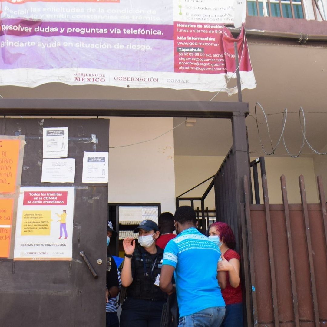Migrantes afuera de las instalaciones de Comar en Tapachula