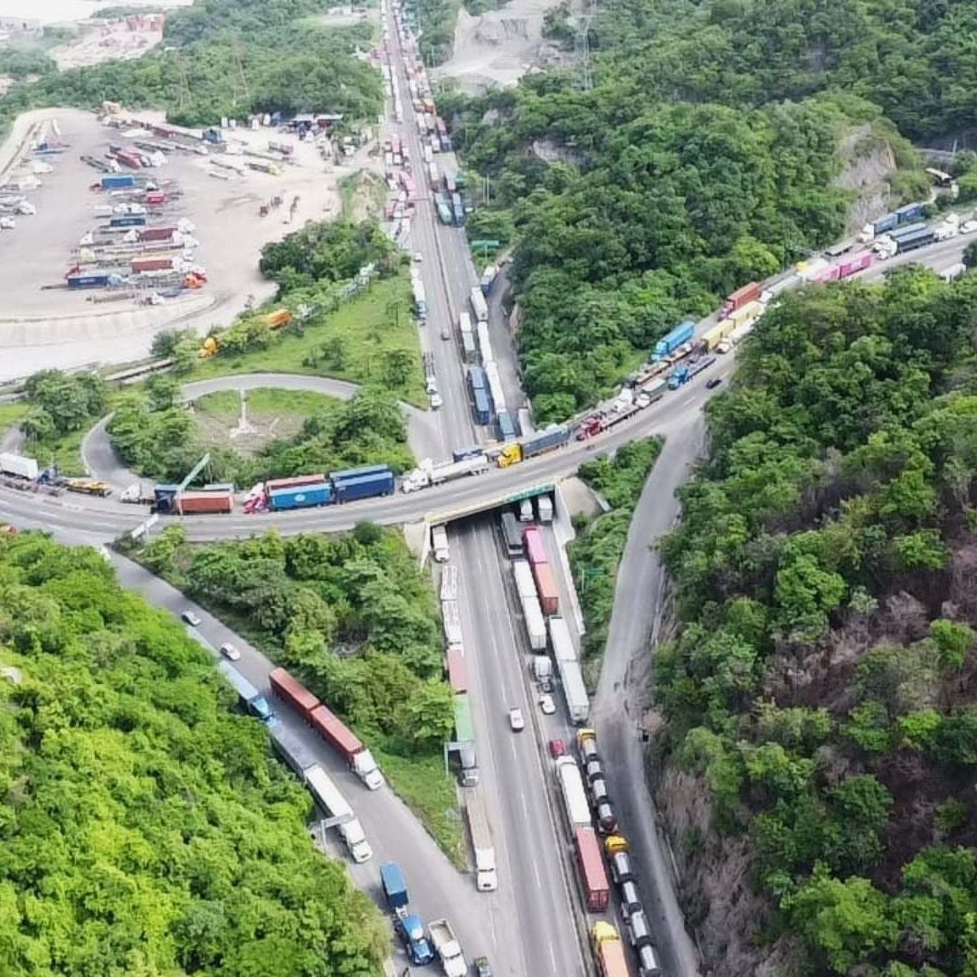 Caos Histórico: Revelan Por Qué Colapsó el Puerto de Manzanillo, Colima, por Casi 30 Horas