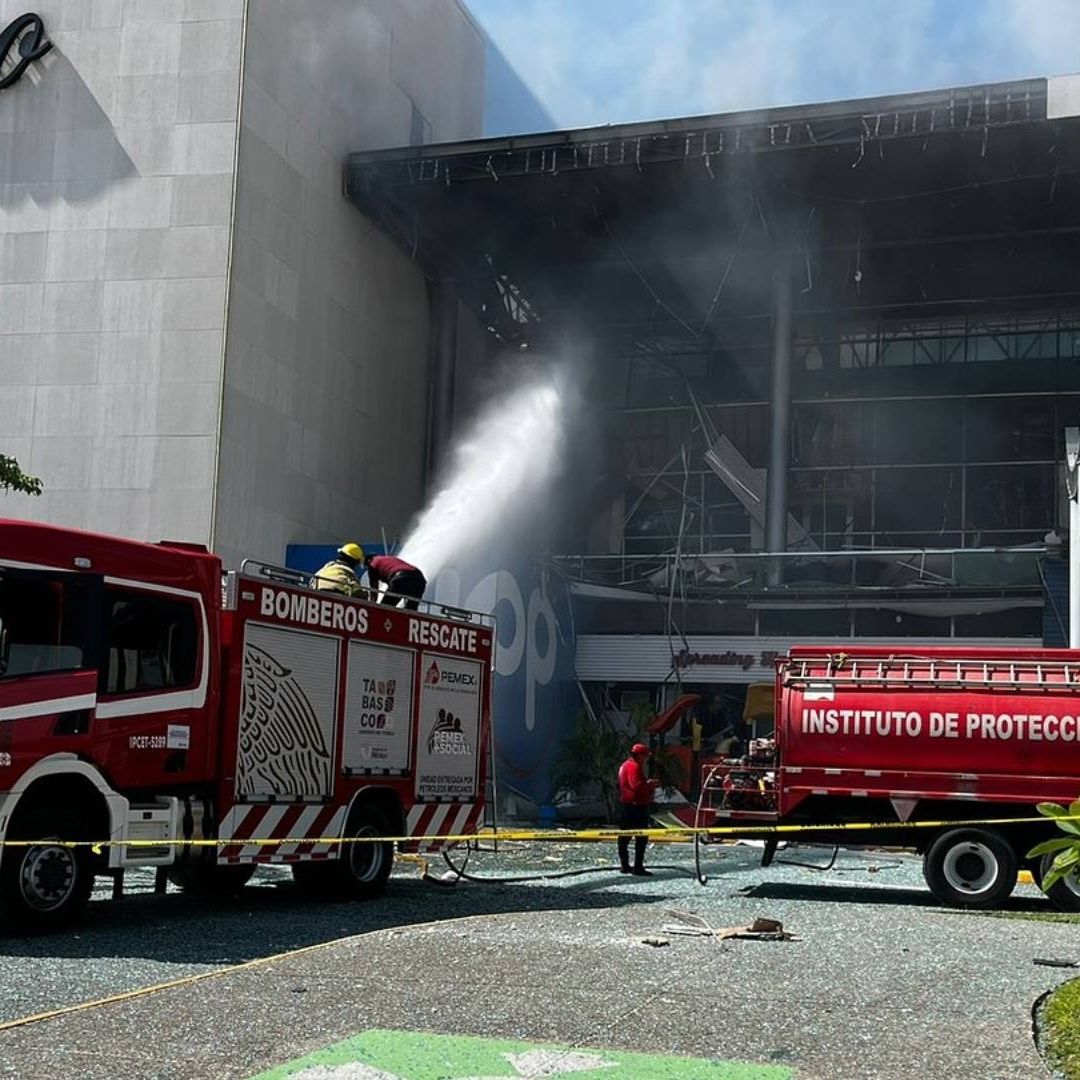 Camiones de bomberos afuera de la fachada de plaza Altabrisa