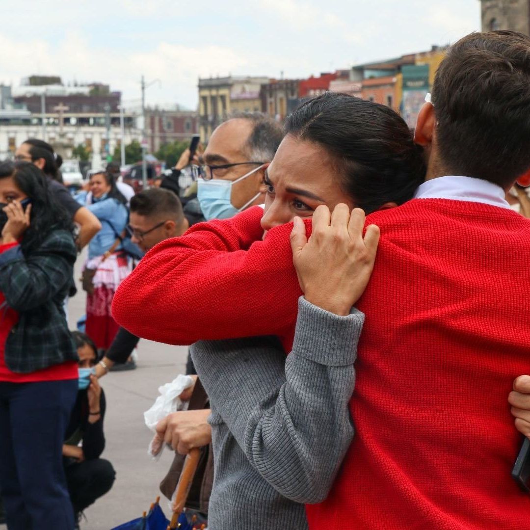 Personas desalojadas de los edificos que rodean el Zócalo tras la activación de la alerta sísmica