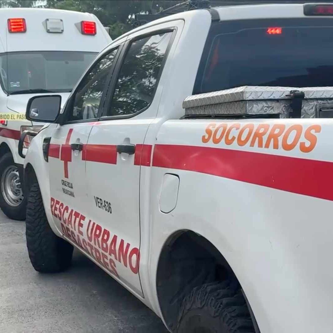 Paramédicos de la Cruz Roja acudieron al lugar de los hechos para brindarle primeros auxilios a la víctima.