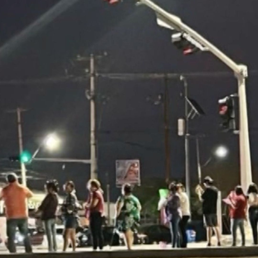 Vecinos de Colonia Villas del Sur Bloquearon Salida a Guaymas; Tenían Cuatro Días Sin Luz