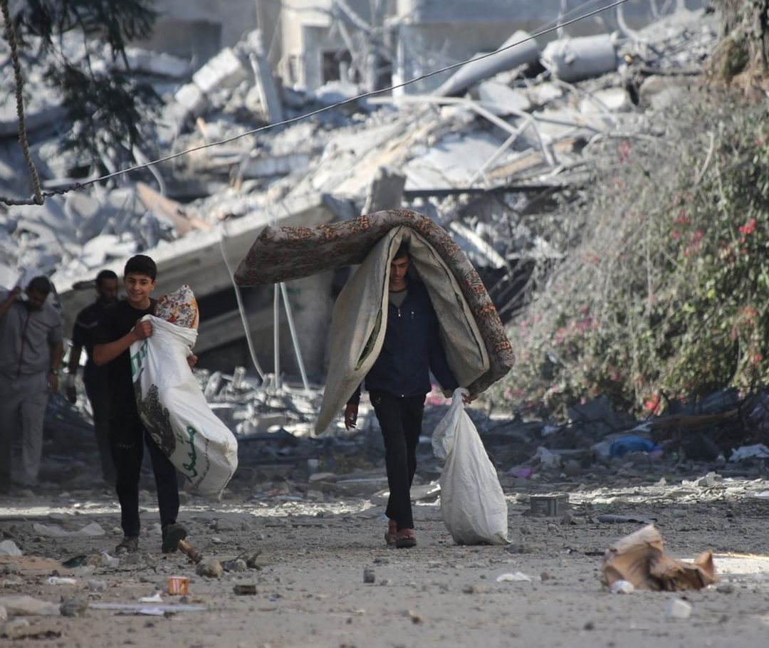 Palestinos desplazados por ataques en Gaza el 13 de octubre de 2023