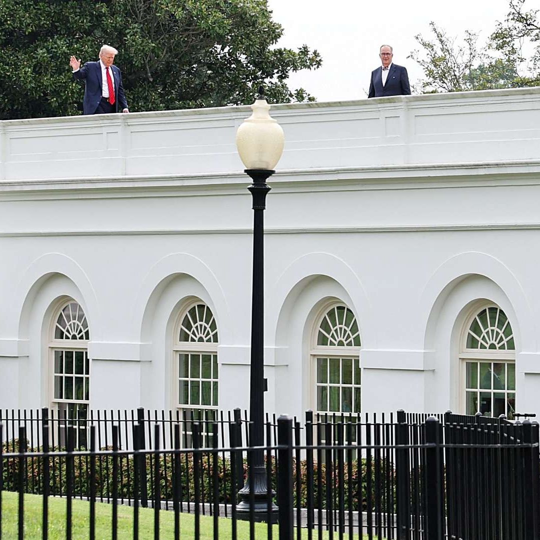 Trump saluda desde la azotea de un edificio en la Casa Blanca, el 5 de agosto de 2025. Foto: Reuters