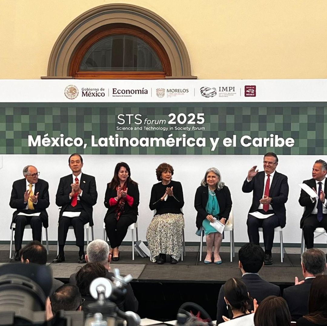 Conferencia para presentar el Foro STS, hay figuras del ámbito científico acompañando al secretario de Economía.