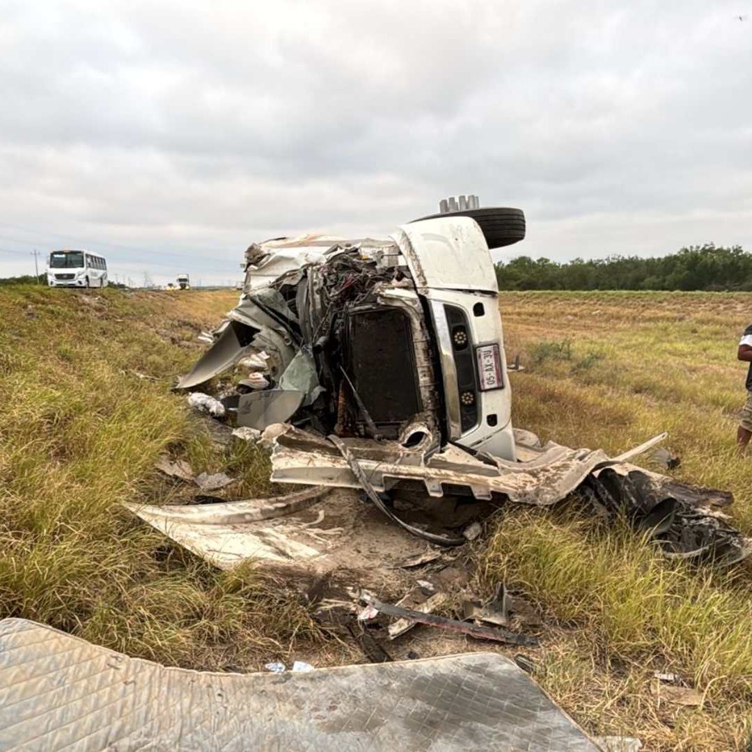 Tráiler volcado en carretera Monterrey-Nuevo Laredo
