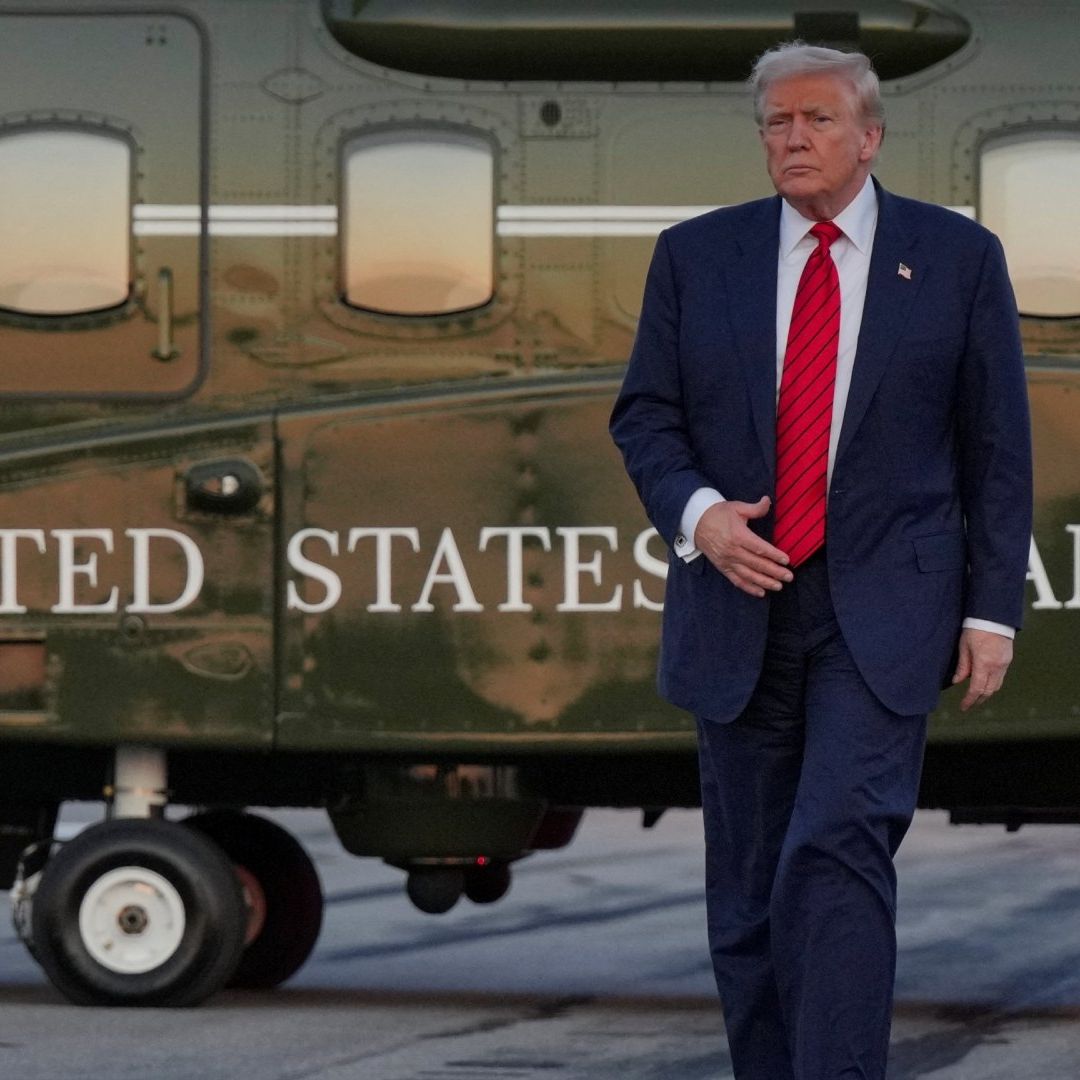 Donald Trump camina frente a aeronave militar